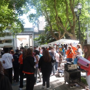 Descripción: mirada de la plaza desde calle Córdoba